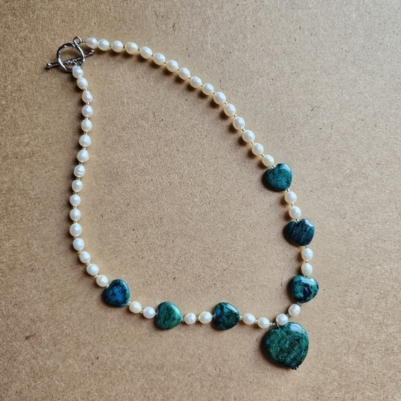 Green-toned freshwater pearl necklace green heart-shaped stones toggle clasp - Picture 2 of 5